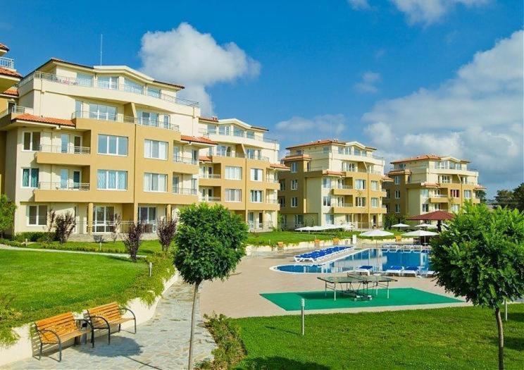 Аппартамент Pines Beach Resort Byala  Buitenkant foto